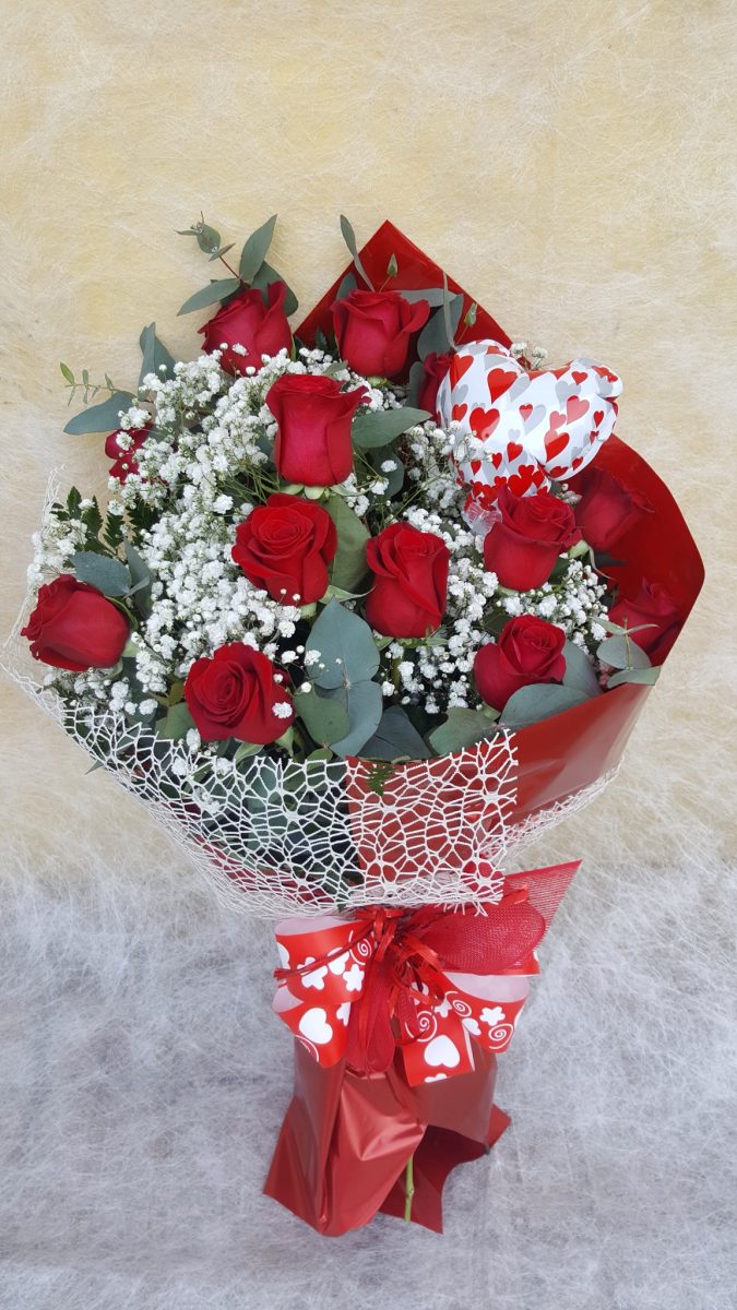 Ramo con 12 rosas rojas , extra de paniculata , eucalipto cinerea , más  variedad de verdes y detalle San Valentín. | Flores Begoña