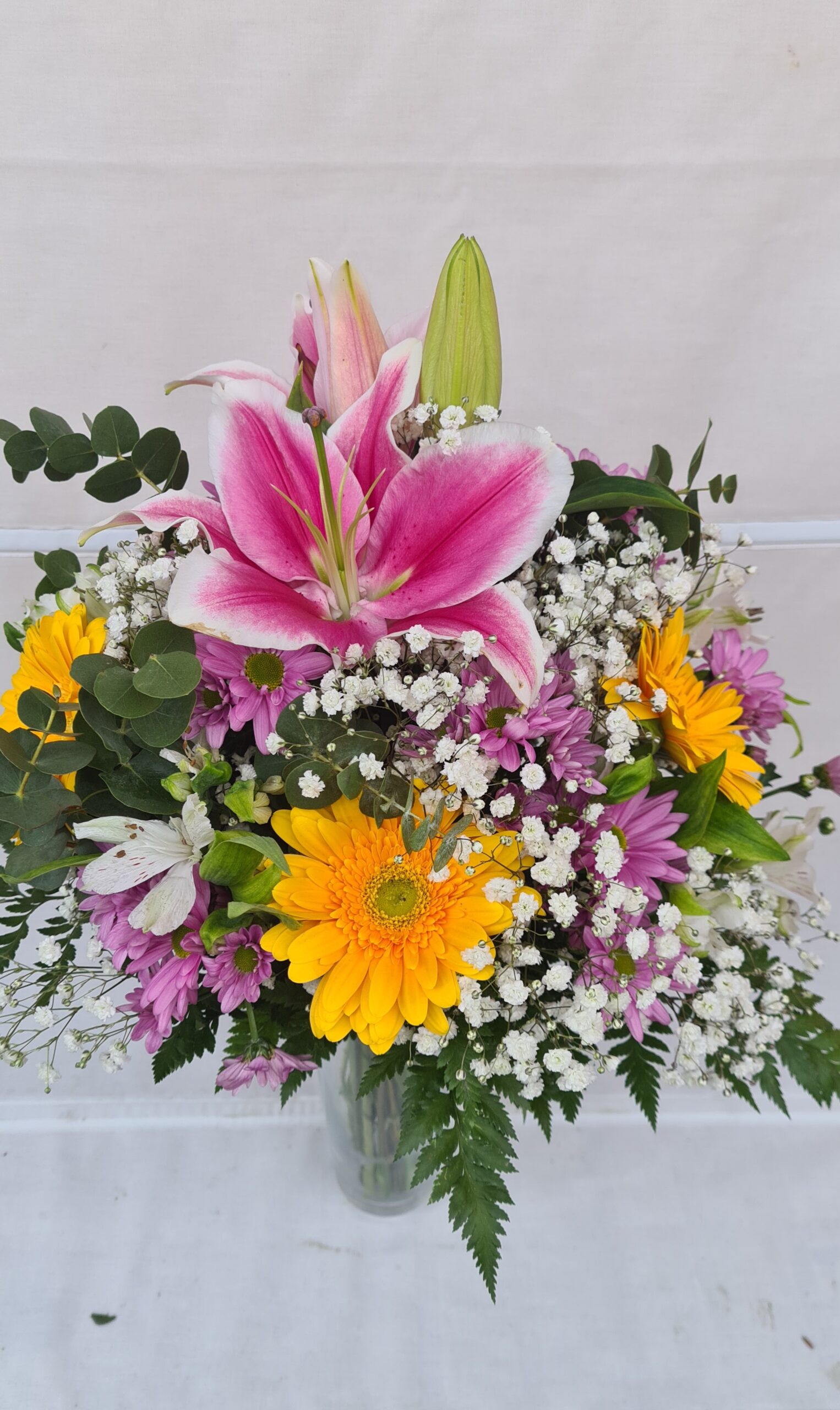 Ramo con margaritas rosa, 1 lilium star , 4 gerberas , paniculata ,  eucalipto y verdes.(colores a elegir según disponibilidad). | Flores Begoña